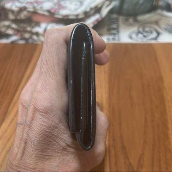 YSL Authentic Yves Saint Laurent Black Leather Key Holder with Gold Hardware - Picture 3 of 12